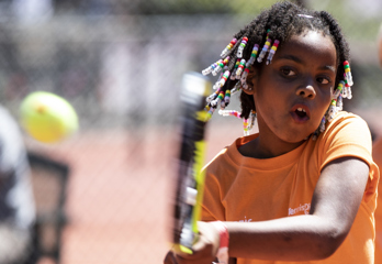 tenniskids oranje diversiteit meisje backhand dreads