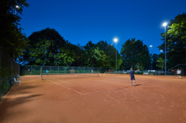 Verlichte Tennisbaan