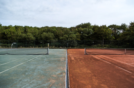 verschillende tennisbanen in opbouw