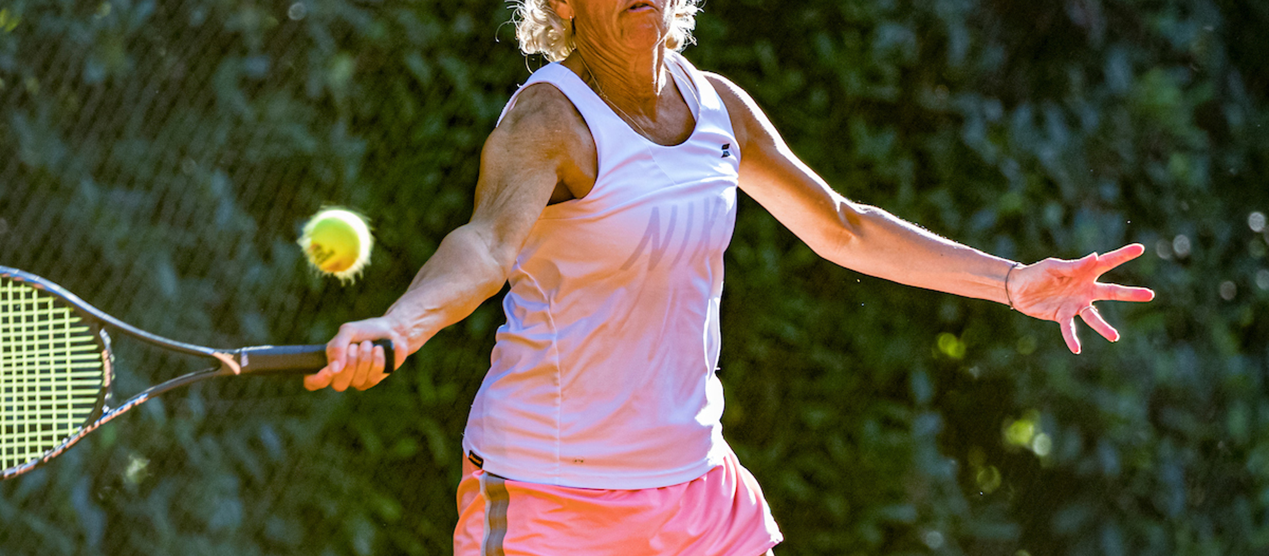Vrouw in actie tijdens tenniswedstrijd