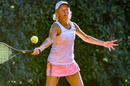 Vrouw in actie tijdens tenniswedstrijd