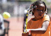 tenniskids oranje diversiteit meisje backhand dreads