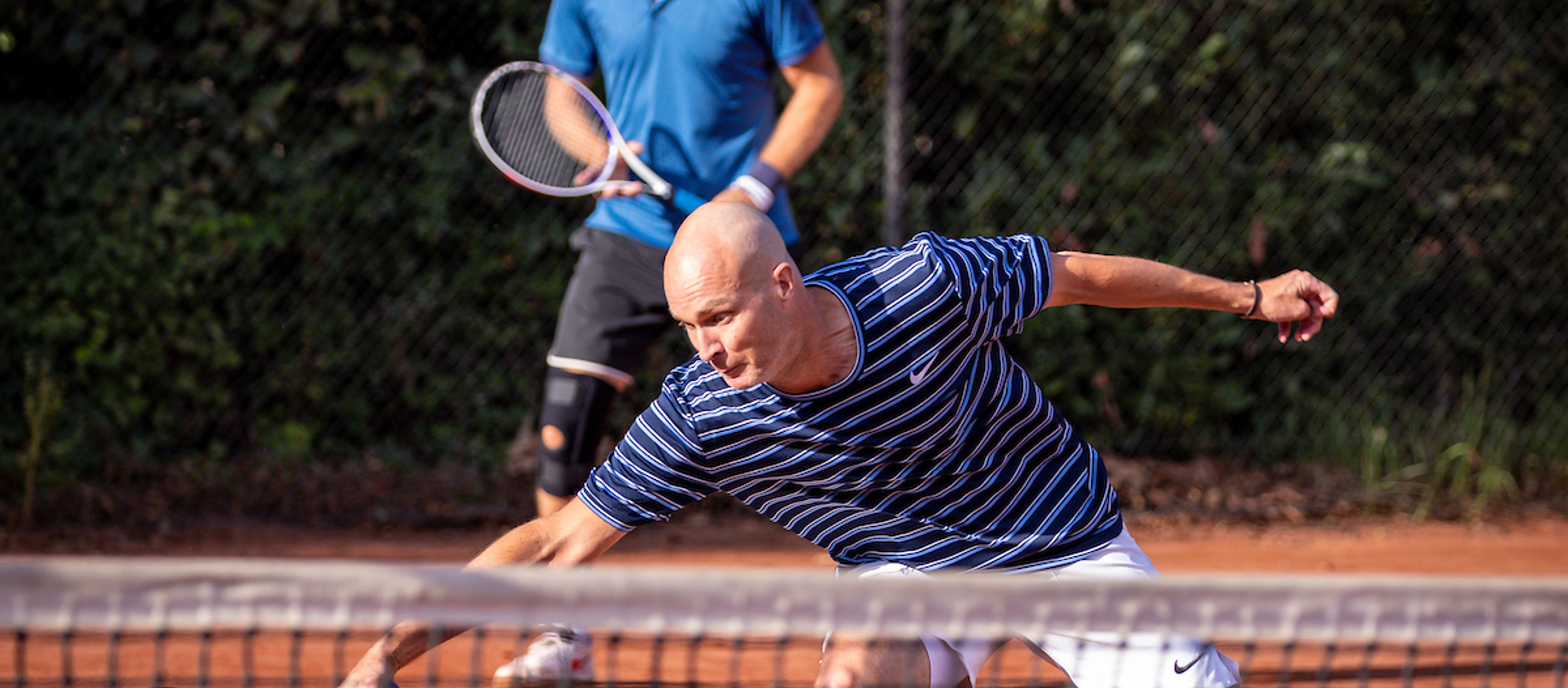 Man in actie tijdens tenniswedstrijd