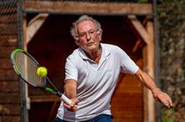 Man in actie tijdens tenniswedstrijd (1)