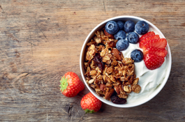 Yoghurt met fruit en muesli ontbijt gezond dieet toptennis