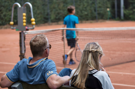 Ouders toeschouwers kijken scorebord jeugd kind Ouders toeschouwers kijken scorebord jeugd kind